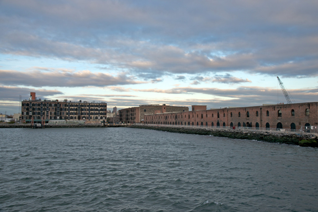 Grandes almacenes portuarios semiabandonados en Red Hook_2500