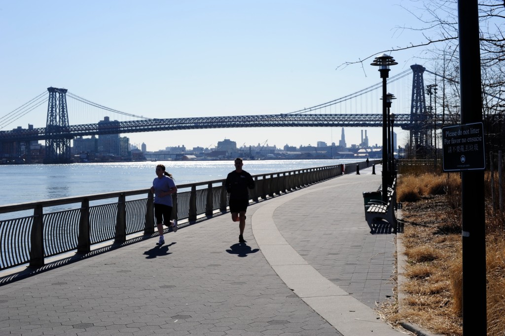 Paseo peatonal al norte del puente de Williamsburg