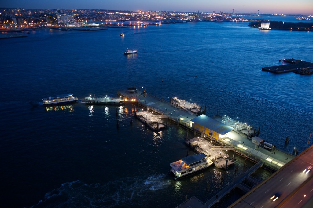 Pier 11 de noche sin  actividad de transporte de pasajeros