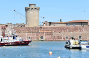 The City-Port of Livorno: Archetypes and “Barchetipi” from the Sea